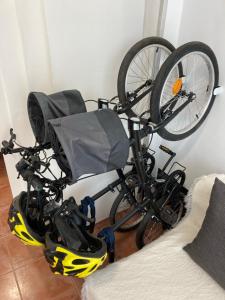 La Manga km 0, pisos estudios - planta baja - 100m de la playa - studio flats - ground floor - 100m from the beach, cada con bicis & tabla SUP, piscina & pádel & tenis & más - each with bikes & SUP board, pool & paddle & tennis & more