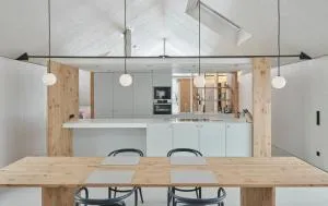 Urban Alpine Penthouse with Lake View - Tux