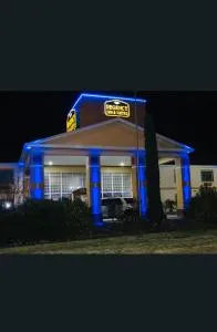 REGENCY INN & SUITS - 钱诺夫