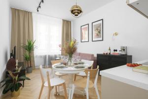 oompH Warsaw Central Stylish Vintage Apartment