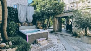 Rectors Villa - Charming Retreat in Old Town with Jacuzzi in Private Courtyard