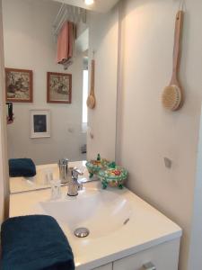 Appartements PARIS AUTHENTIC HOUSE Small, bright and calm studio : photos des chambres