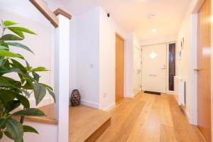 Edinburgh Modern 3-Storey 3-Bedroom City Apartment