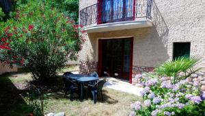 Appartement 48 m2 avec jardin au rdc dans villa à 5 min à pied des Thermes de Vernet-les-Bains, location de samedi à samedi