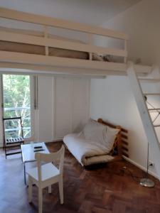 Loft monoambiente entrepiso y balcón francés - 3hvězdičkové hotely ve městě Buenos Aires