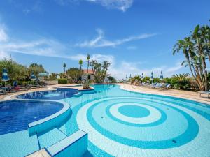 Flat in residence with swimming pool