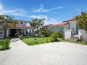 Flat in residence with swimming pool