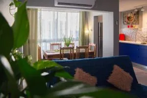 On the Edge of a Crater - 米茨佩·拉蒙