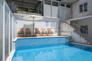 Apartments Mastelic with pool next to the beach