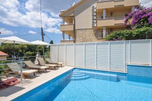 Apartments Mastelic with pool next to the beach