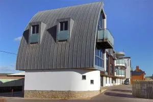 8 Driftwood - Bradpole