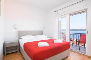 Apartments Mastelic with pool next to the beach