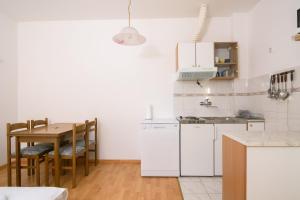 Apartments Mastelic with pool next to the beach