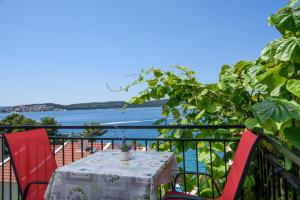 Apartments Mastelic with pool next to the beach