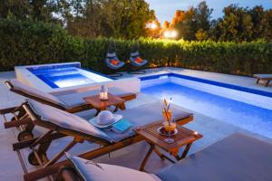 Villa Pino with Pool, Sauna & Jacuzzi