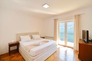 House 44 SEAFRONT APARTMENTS