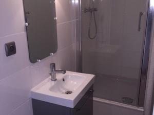 Appartement 4 pers à 50m des commerces, plage à proximité - FR-1-81-236