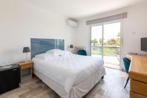 Double Room with Balcony, Pool View and Sea View room in La Quietude