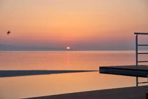 Blue Armonia Villa featuring SaltWater Heated Pool - 阿纳维索斯