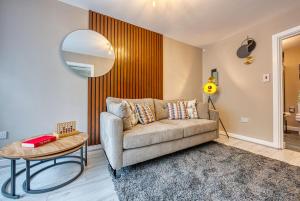 Elegant 5 Bed House - Sleeps 9, Central Solihull, NEC, JLR, HS2, Resorts World, Airport Business and Leisure Stays,