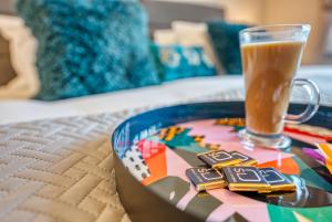 Elegant 5 Bed House - Sleeps 9, Central Solihull, NEC, JLR, HS2, Resorts World, Airport Business and Leisure Stays,