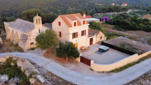 Villa on Biševo - transfer and car included, 5 min to the sea