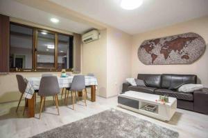 Sunny Spacious Apartment in a Great Location