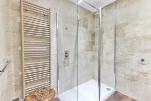 Cinnabar Romantic Hideaway on Historic Walls