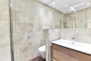 Cinnabar Romantic Hideaway on Historic Walls