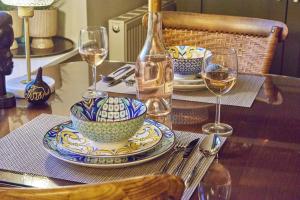 Cinnabar Romantic Hideaway on Historic Walls