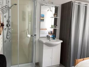 2 bedroom ground floor modern apartment 4km beach