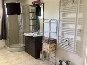 Appartements 2 bedroom ground floor modern apartment 4km beach : photos des chambres