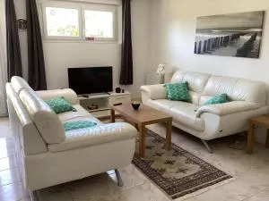 2 bedroom ground floor modern apartment 4km beach - Bompas