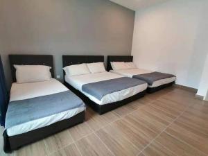 Cameron top31 golden hills night market homestay