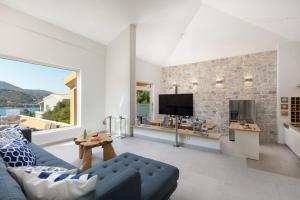 Villa Apanemia by Villa Plus