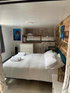 Charming Chalet - Sleep 3 4 & Free Parking