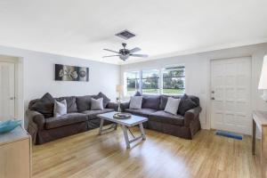 Cozy inland home with backyard and steps to shopping