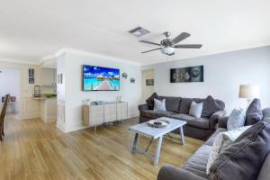 Cozy inland home with backyard and steps to shopping