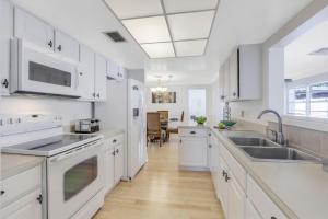 Cozy inland home with backyard and steps to shopping