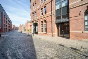 Spacious 2 bedroom city centre apartment