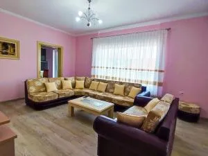 Cheerful 2 bedroom villa with free parking. - Nokovë
