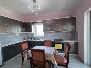 Cheerful 2 bedroom villa with free parking.