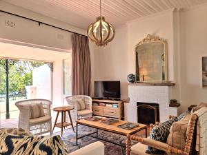 Milkwood Cottage, Beachfront family vacation home, Sleeps 6