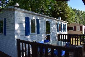 mobil-home sur terrain bucolique