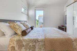 Luxury two-floor apartment in PetrÄane with garden and pool