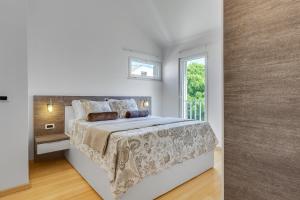 Luxury two-floor apartment in PetrÄane with garden and pool