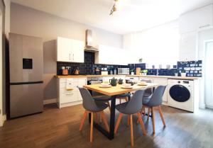 The Mellor - Holiday Home With Free Parking - 5 Minutes Drive to Coop Live Arena, Etihad Stadium & Manchester City Centre