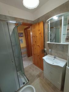 Villetta Poesia 50 m dal mare con giardino e parcheggio