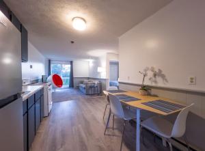 Two-Bedroom Apartment with Air Conditioning  (no pets +no smoking)   room in Inn Between the Beaches & Villager