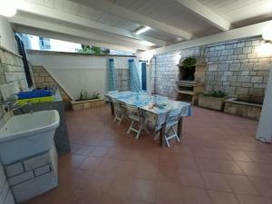 Villetta Poesia 50 m dal mare con giardino e parcheggio